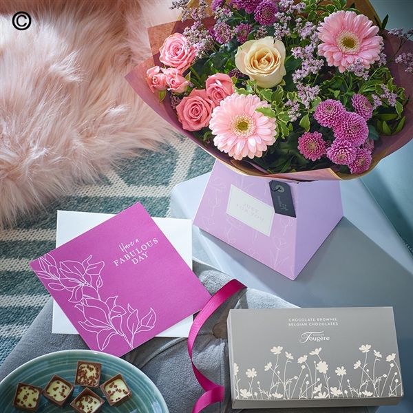 PASTEL GIFT BOX BUNDLE WITH CHOCOLATES AND CARD